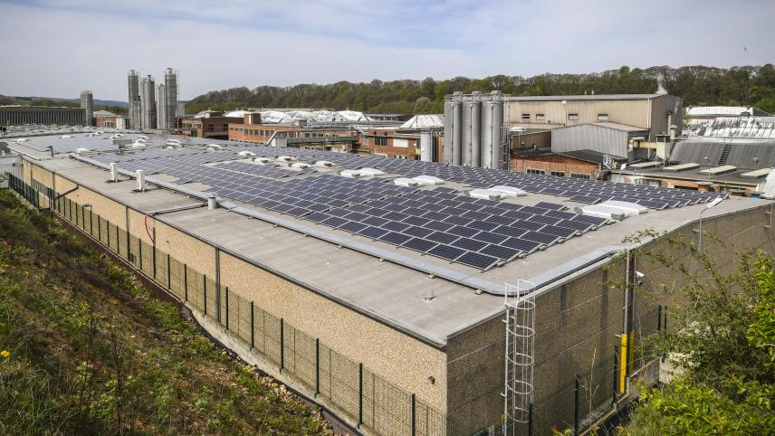 <p>Investitionen in Nachhaltigkeit: Mehr als 6.000 Fotovoltaikmodule wurden zuletzt auf den Dächern des Eupener Kabelwerks installiert.</p>