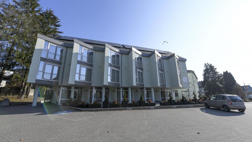 <p>Die Autonome Gemeinderegie verwaltet Gebäude, die der Gemeinde gehören, wie beispielsweise das Hotel. Dafür muss die AGR eine Art Miete zahlen. Die Gemeinde überlegt auf einen Teil des Geldes zu verzichten.</p>