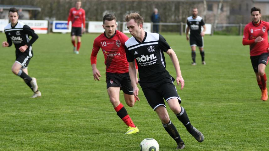 <p>Jonas Ganser ist gesperrt, Christopher Jeanne spielt in der Meisterschaft kaum mehr eine Rolle: Die Hoffnungen in der Rocherather Offensive liegen auf Philipp Velz (r.).</p>