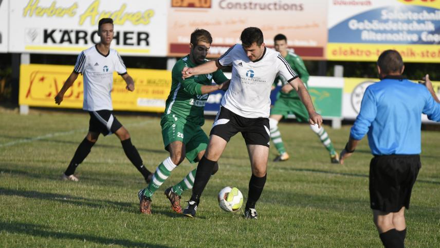 <p>Und plötzlich wird es wieder ganz eng: Jérémy Keller (in grün) und der FC Büllingen haben die drei Punkte aberkannt bekommen und stehen nun punkt- und sieggleich mit Welkenraedt da.</p>