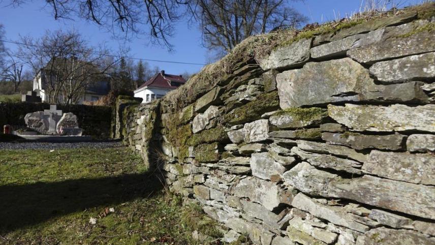<p>Die Trockenmauer der St. Bartolomäus-Kapelle Wiesenbach wird ab heute restauriert.</p>