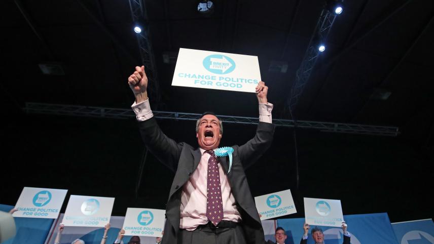 <p>Nigel Farage, EU-Abgeordneter für Großbritannien und Vorsitzender der Brexit-Partei, hält ein Schild mit der Aufschrift Brexit Party. Change Politics for good (Brexit-Partei. Verändert Politik für immer) bei einer Wahlkampfveranstaltung.</p>