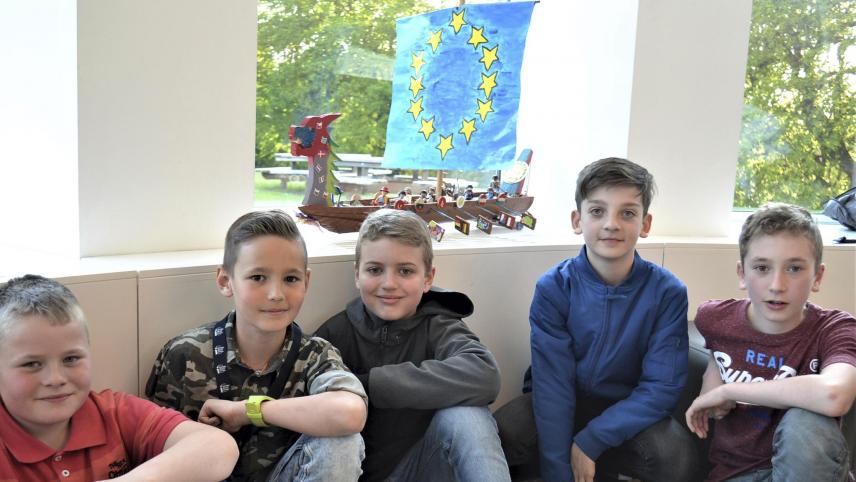 <p>Die Schüler aus Nidrum bastelten ein Wikingerboot.</p>