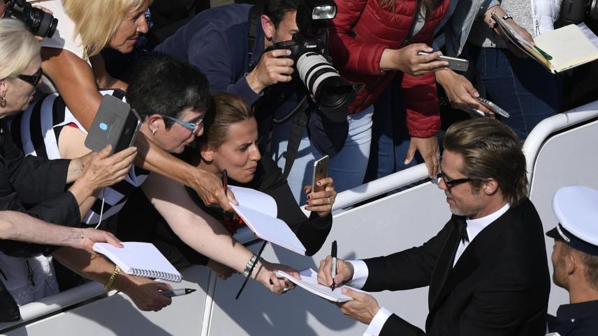 <p>Brad Pitt nimmt vor deer Premiere von „Once upon a time... in Hollywood“ ein Bad in der Menge.</p>