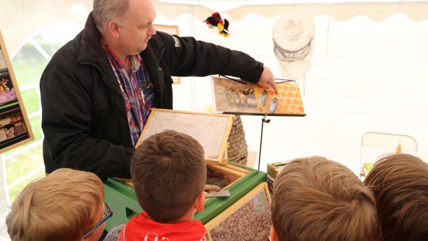 <p>Wie funktioniert das eigentlich mit den Bienen? Wer dem Vertreter des Eupener Bienenzuchtvereins lauschte, erhielt Antworten.</p>