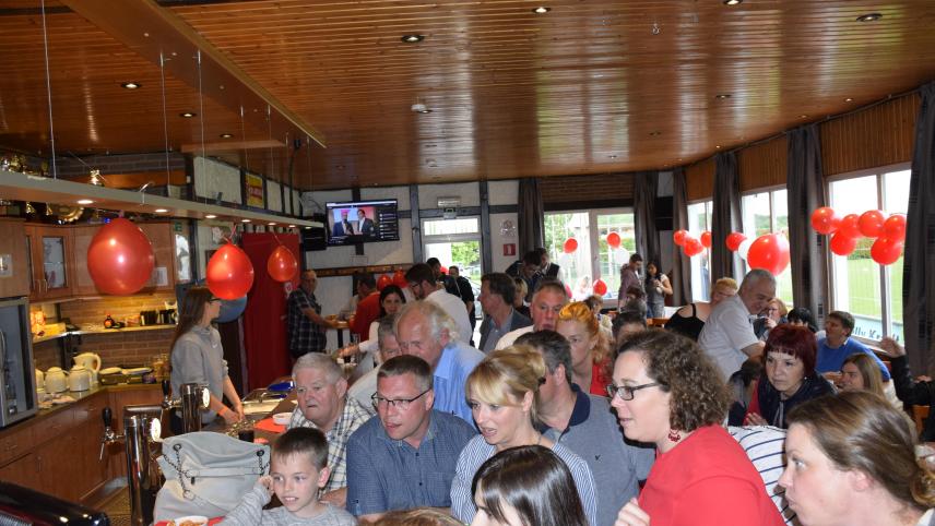 <p>In der Kantine des Amateurfußballverbandes fieberten Kandidaten, Mitglieder und Sympathisanten der SP den Ergebnissen entgegen. Die Freude über das Resultat hielt sich in Grenzen: Der 2014 verloren gegangene Sitz konnte nicht zurückerobert werden.</p>