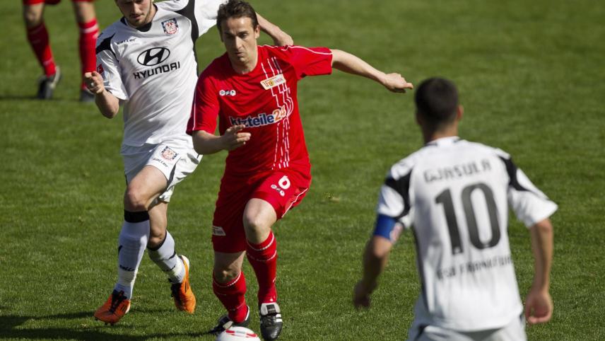 <p>Bernd Rauw (Mitte) trug zwei Spielzeiten lang das Trikot der Eisernen.</p>