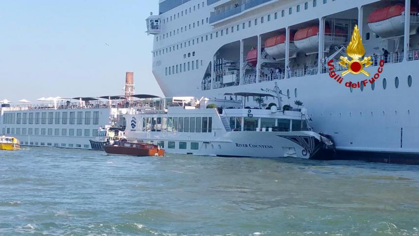 <p>Das Kreuzfahrtschiff «Msc Opera» stieß beim Anlanden an der Anlegestelle San Basilio im Kanal von Giudecca mit einem Touristenboot zusammen.</p>