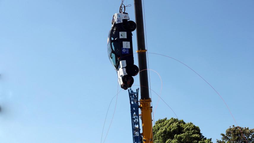 <p>Beeindruckender Stunt in Wemperhardt: Mit einer Geschwindigkeit von 28 Metern/Sekunde stürzte das Auto in die Tiefe.</p>