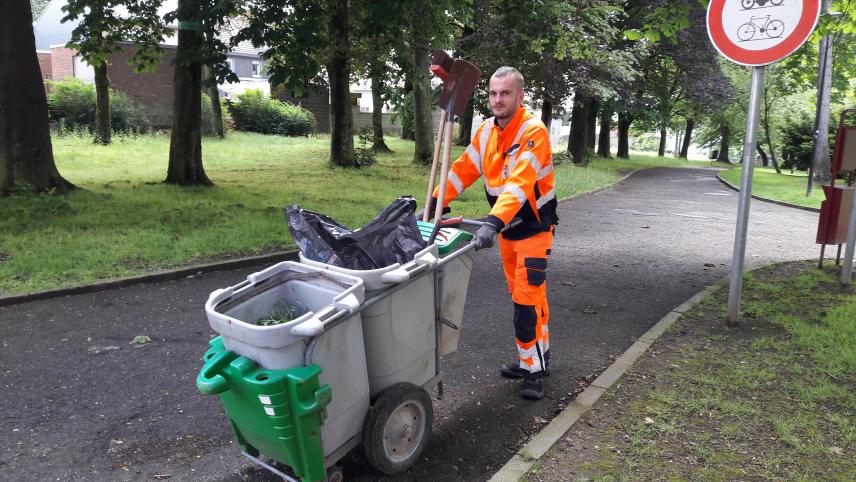 <p>Yves Olischläger im Einsatz: „Besonders nach dem Wochenende gibt es viel zu tun. Im Park und auf dem Koulgelände liegt dann einiges herum“, erklärt der neue Kelmiser „Saubermann“.</p>