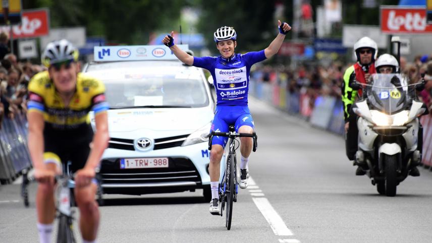 <p>Da er in einen Sturz auf der Zielgeraden verwickelt war, kam Remco Evenepoel mit etwas Rückstand ins Ziel. An seinem souveränen Gesamtsieg bei der Belgien-Rundfahrt ändert das jedoch nichts.</p>