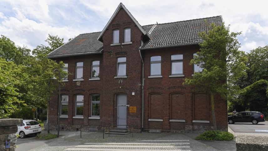 <p>Das „rote Haus“ in Herbesthal. Ob und wie die alte Schule umgestaltet wird, ist noch offen.</p>