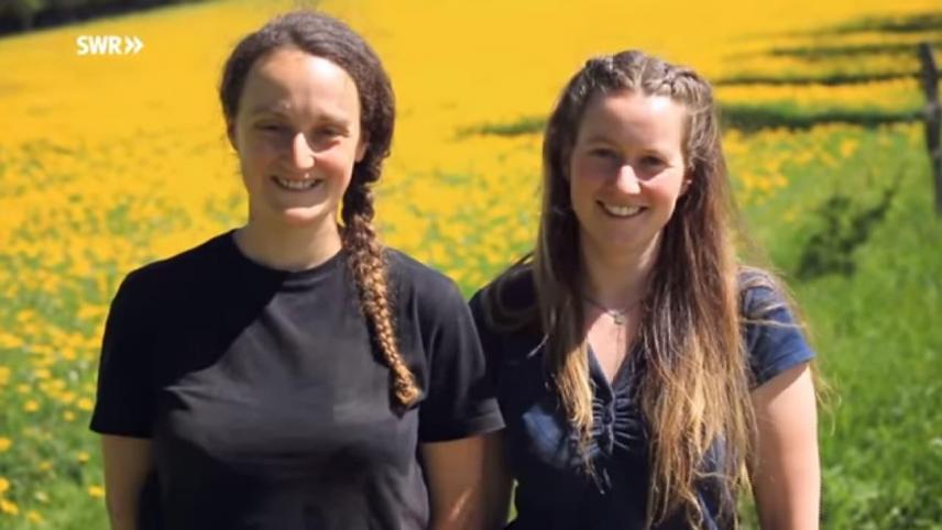 <p>Simone (l.) und Elena Theissen öffnen am Wochenende ihre Stalltore in Manderfeld.</p>