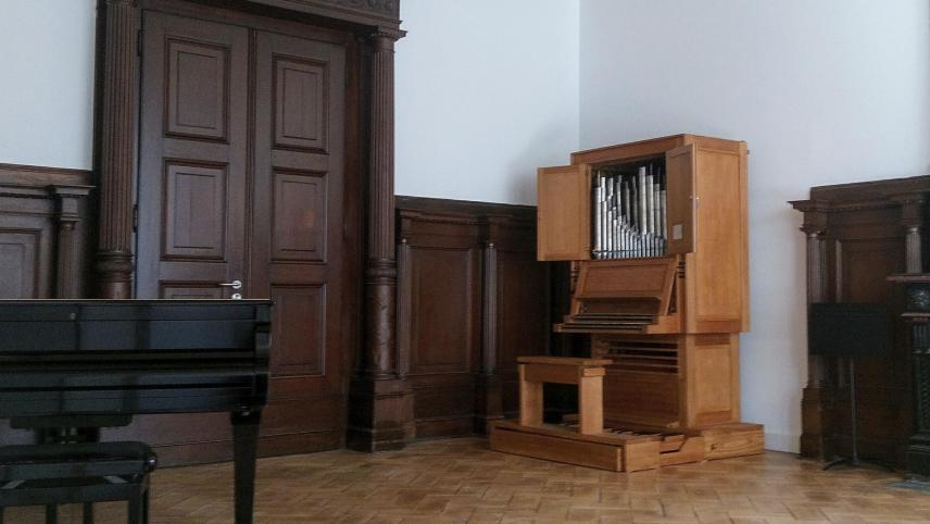 <p>Auch auf der kleinen Orgel der Musikakademie, die im dortigen Kammermusiksaal ihre endgültige Bleibe gefunden hat, wird im Rahmen des Orgelsommers musiziert.</p>