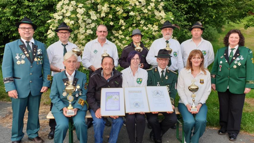 <p>Die Preisträger des Bundesschießens mit Bundespräsident René Gehlen (links) und dem ersten Bundesschießwart Marie-Christine Schröder (rechts)</p>