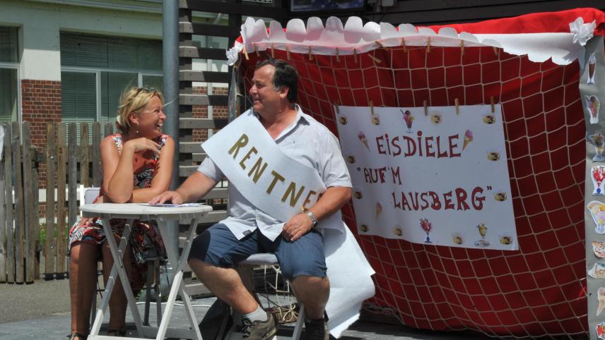 <p>Eine selbst gebastelte Eisdiele und ein dekoriertes Handballtor spielen auf die Vorlieben von Guido Lausberg an. Vor dieser Kulisse präsentierten die Schüler und Kindergartenkinder der Schule Eynatten dem Lehrer eine Abschiedsshow.</p>