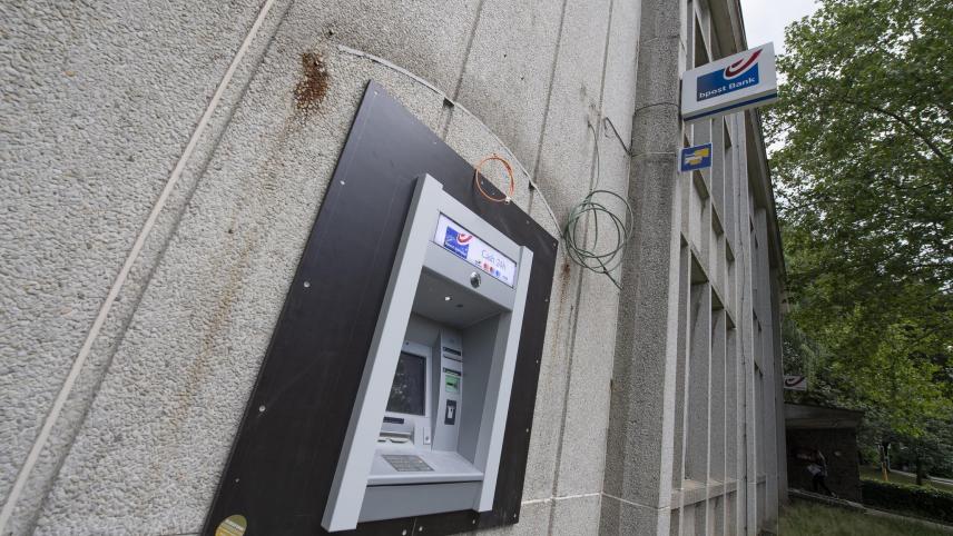 <p>An der Post in der Eupener Schulstraße kann man wieder Bargeld am Automaten erhalten. Der jetzt installierte neue Geldautomat „der allerletzten Generation» spuckt rund um die Uhr Geld aus.</p>