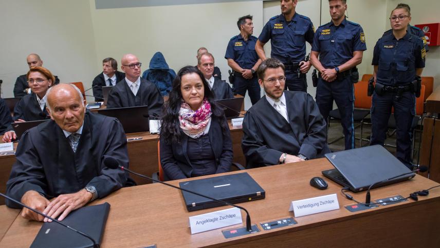 <p>Die Angeklagte Beate Zschäpe sitzt im Gerichtssaal im Oberlandesgericht zwischen ihren Anwälten Hermann Borchert (l) und Mathias Grasel (r).</p>