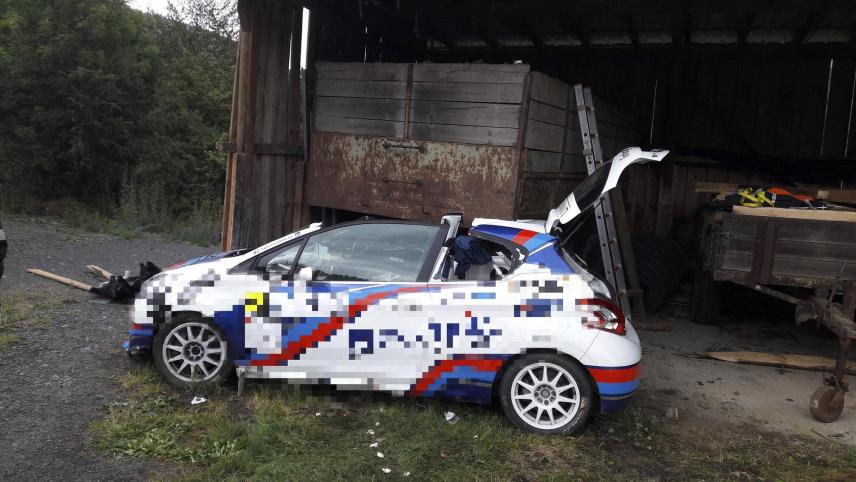 <p>Das Auto wurde übers Feld in einen Schuppen katapultiert.</p>