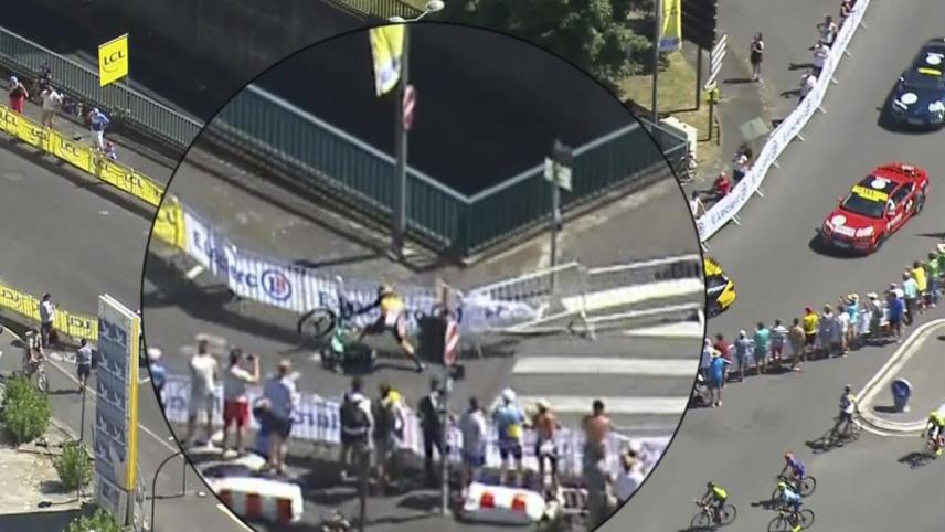 <p>Wout Van Aert wurde geradezu von seiner Rennmaschine heruntergerissen.</p>