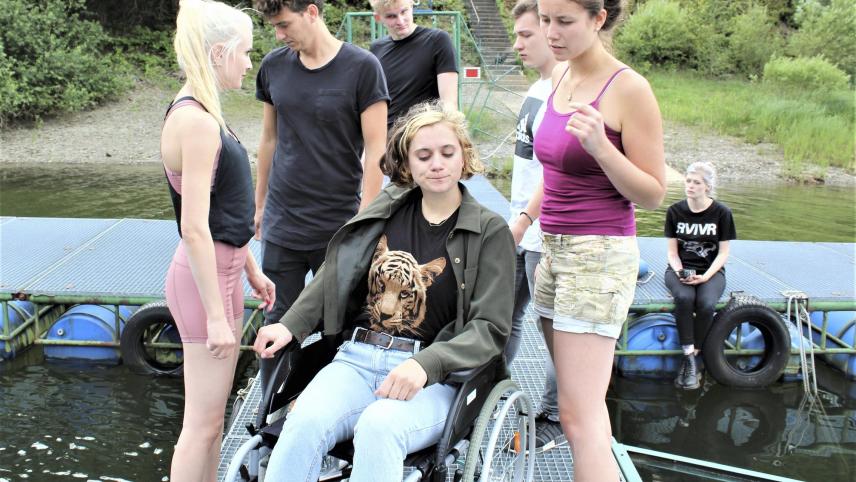 <p>Anweisungen von Regisseurin Lina Victoria Schmeink (rechts) an Iris Nussbaum (links) und Sophie Killer (im Rollstuhl).</p>