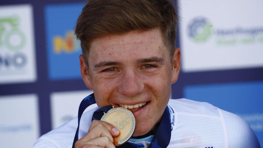 <p>Ein sichtlich bewegter Remco Evenepoel feiert im Alter von nur 19 Jahren seinen ersten Europameistertitel.</p>