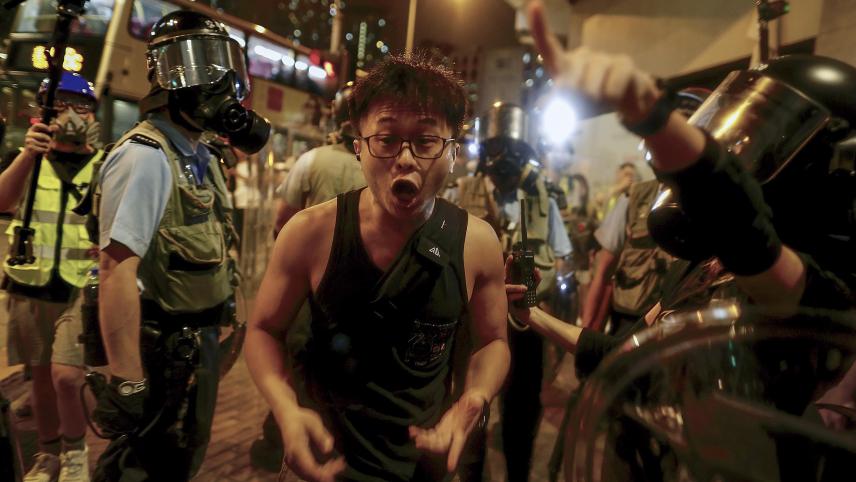 <p>Hongkong: Ein Demonstrant reagiert während eines Protests auf den Einsatz der Polizei.</p>