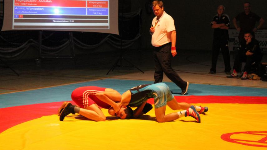 <p>Abdullah Tagirgadzijev (links) machte einen Rückstand wett und gewann dann noch.</p>