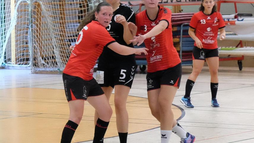 <p>Gegen Visé müssen Lynn Siffrin (links) und Jorina Lennertz energisch zupacken.</p>