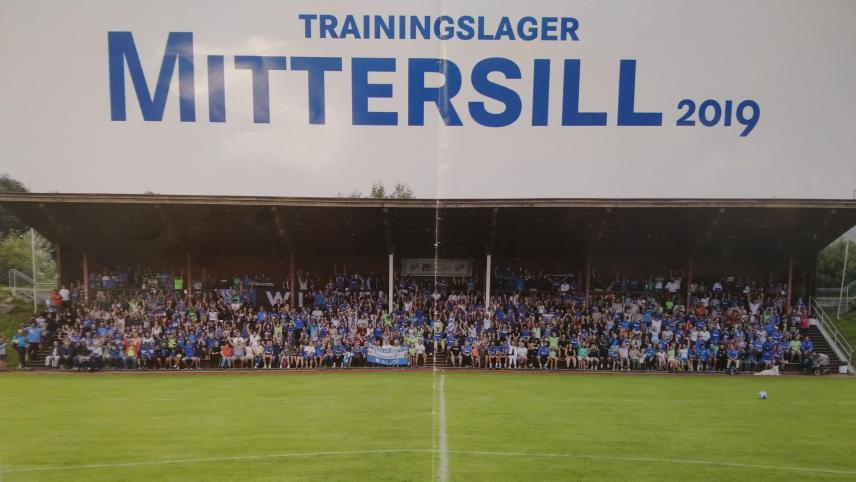 <p>Gruppenfoto mit allen Fans und Spielern.</p>