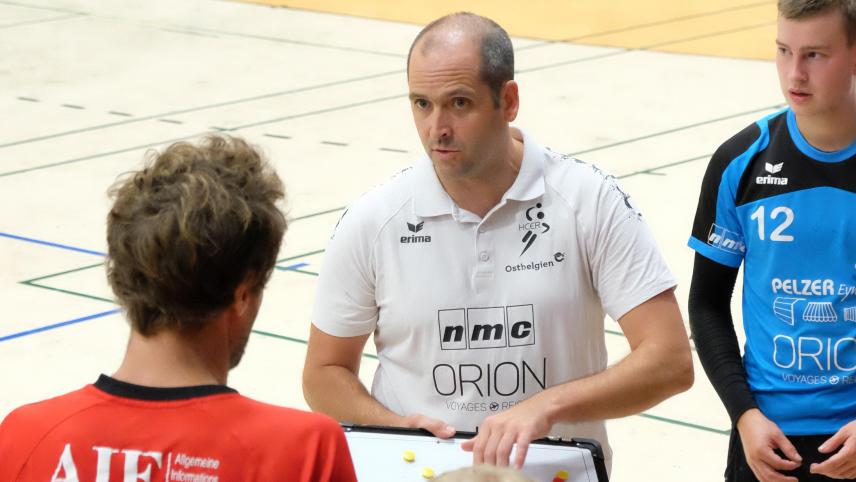 <p>Sparte nicht mit Kritik an der Leistung seiner Mannschaft: HCER-Trainer Thevissen.</p>