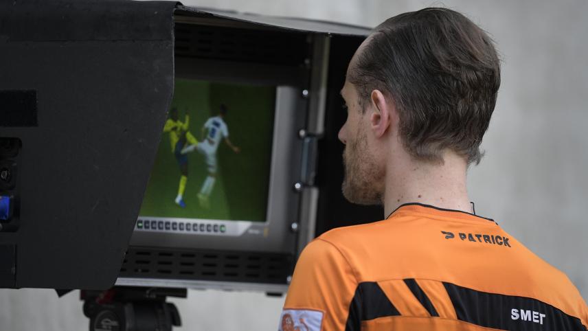 <p>Ob er den Bildschirm am Spielfeldrand nutzt, entscheidet jeder Schiedsrichter selbst.</p>