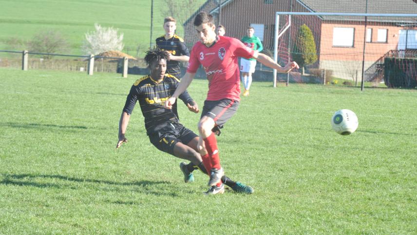 <p>Robin Schins (r.) traf doppelt für die Lontzener.</p>