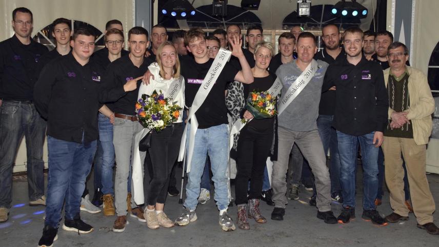 <p>Die Bütgenbacher Dorfbewohner feierten gebührend ihre neuen Kirmeskönigspaare.</p>