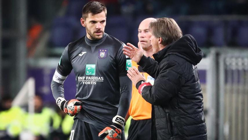 <p>Torhüter Hendrick Van Crombrugge nimmt Ratschläge von seinem Trainer Frank Vercauteren entgegen.</p>