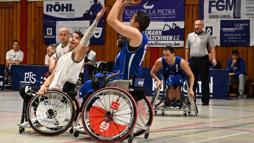 <p>Alex Halouski (rechts) schlug die Roller Bulls beinahe im Alleingang.</p>