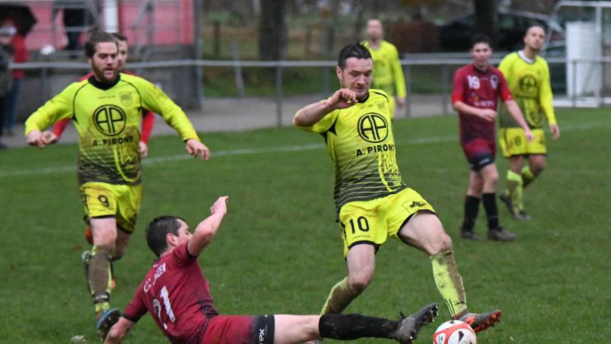 <p>Auch wenn er mittlerweile für die RUS Emmels trifft, ist Tom Mackels (r.) immer noch der beste aus Elsenborn stammende Torschütze der USFC-Geschichte.</p>