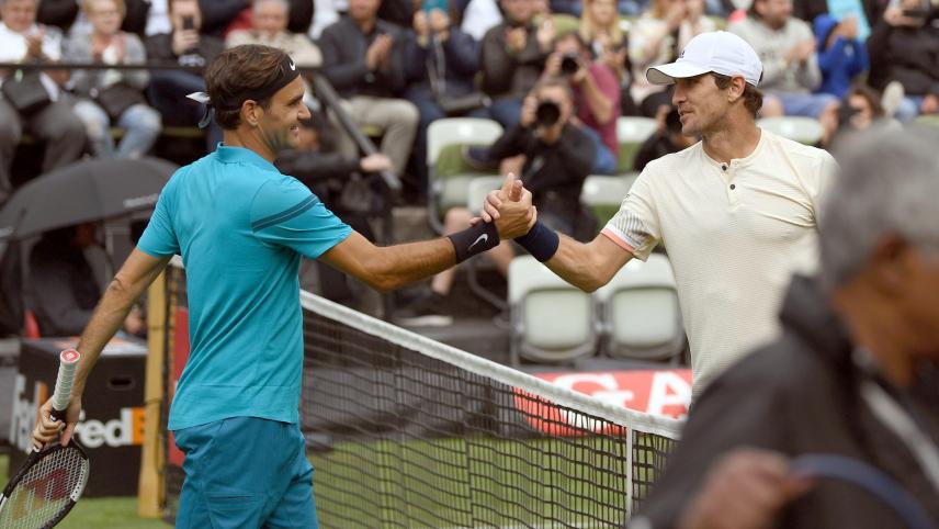 <p>Handshake zwischen Roger Federer und Alexander Zverev nach einem Match beim ATP-Turnier von Stuttgart (Archivbild). Desmal ging es neben dem Sport vor allem um Show.</p>