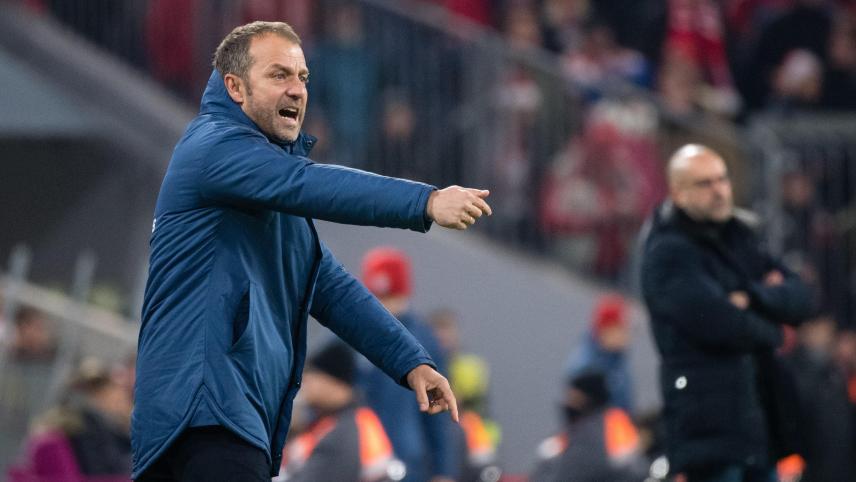 <p>Hansi Flick, Trainer vom FC Bayern München, gestikuliert am Spielfeldrand.</p>