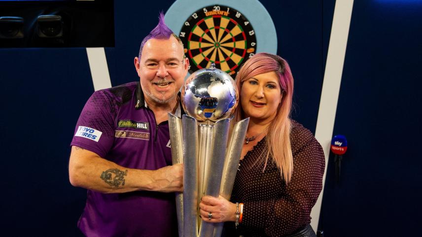 <p>Peter Wright feiert mit seiner Frau Joanne den Weltmeistertitel.</p>