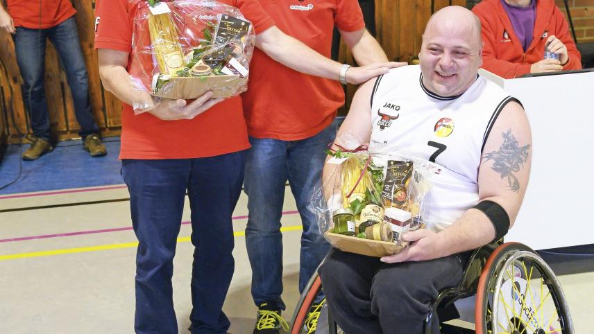 <p>Im Rahmen der Aktion „Ehrenamt überrascht“ des Ministeriums der DG wurden die beiden Bulls-Verantwortlichen Edgard Boemer (links) und Stefan Veithen (rechts) geehrt. Aus den Händen von Präsident Patrick Josten (Mitte) erhielten sie einen Präsentkorb.</p>