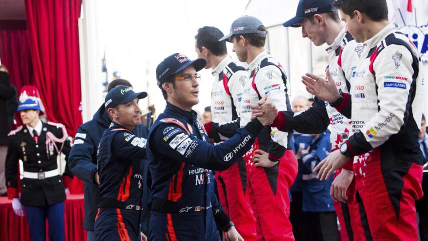 <p>Handschlag: Die Monte-Sieger Thierry Neuville-Nicolas Gilsoul (Hyundai) und ihre Toyota-Konkurrenten.</p>