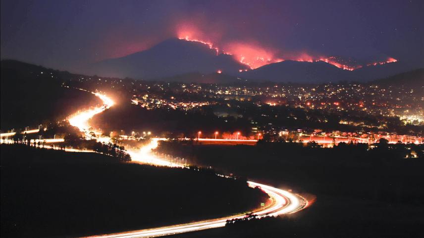 <p>Ein Buschfeuer im Orroral Valley südlich von Canberra, Australien. Wegen eines riesigen Feuers riefen die Behörden für die Hauptstadt-Region den Notstand aus.</p>
