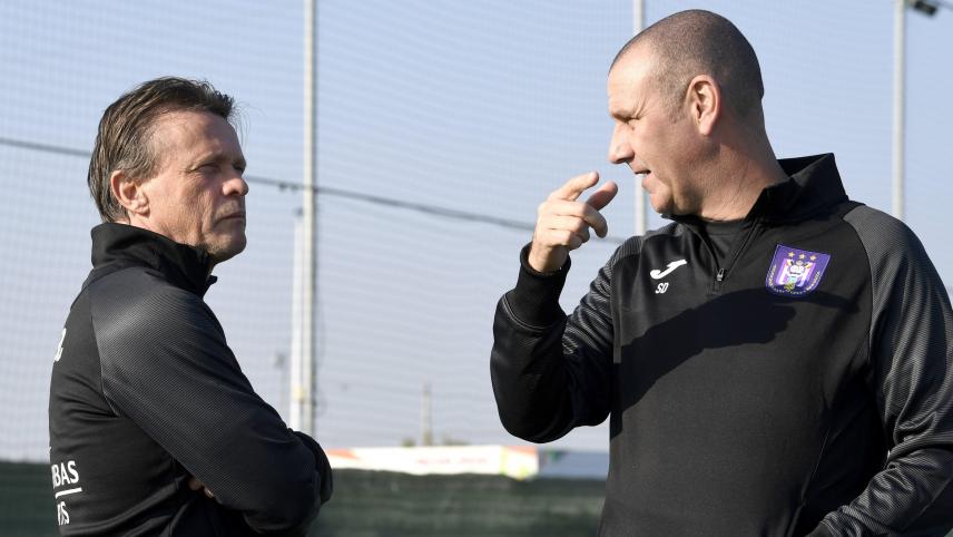 <p>Simon Davies (r.) mit Cheftrainer Franky Vercauteren.</p>