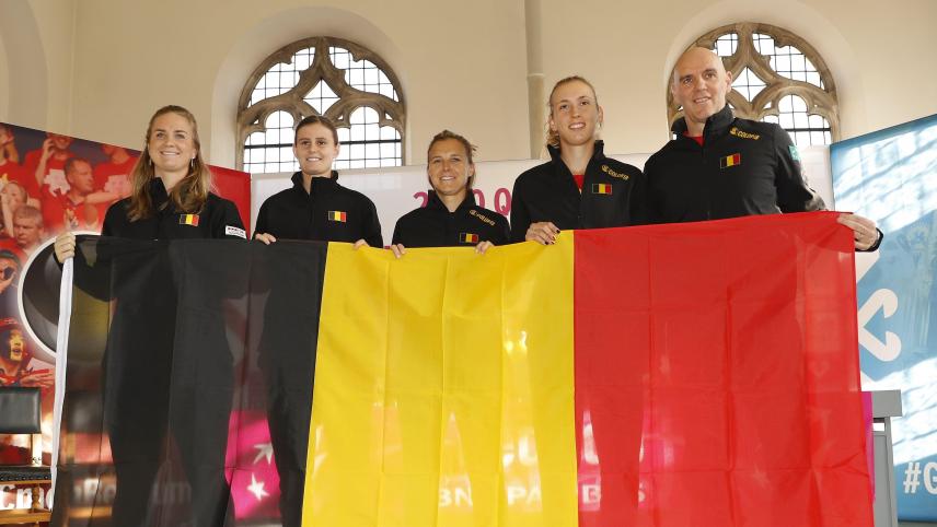 <p>Das belgische Fed-Cup-Team: Ysaline Bonaventure, Greet Minnen, Kirsten Flipkens, Elise Mertens und Kapitän Johan Van Herck (v.l.)</p>