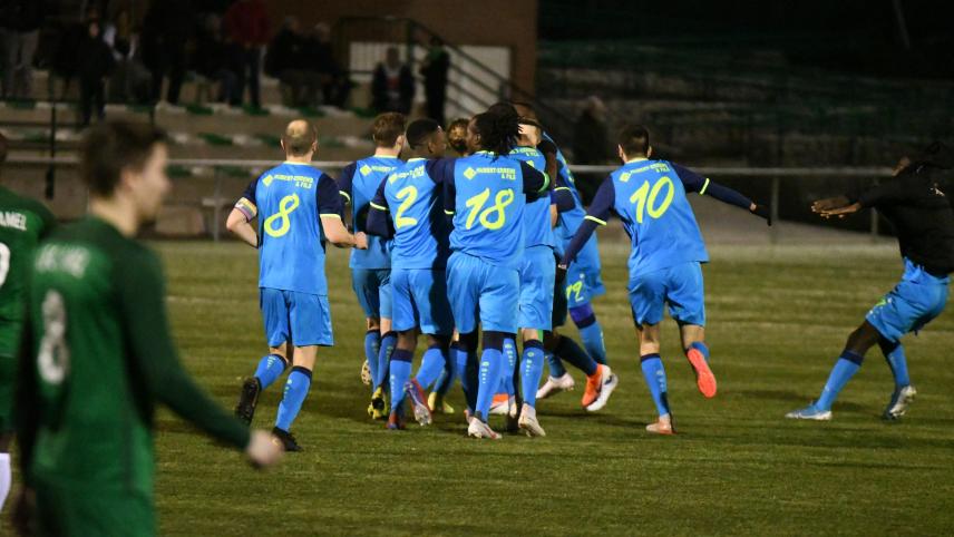 <p>Die Kelmiser bejubeln das entscheidende Tor in der Nachspielzeit.</p>