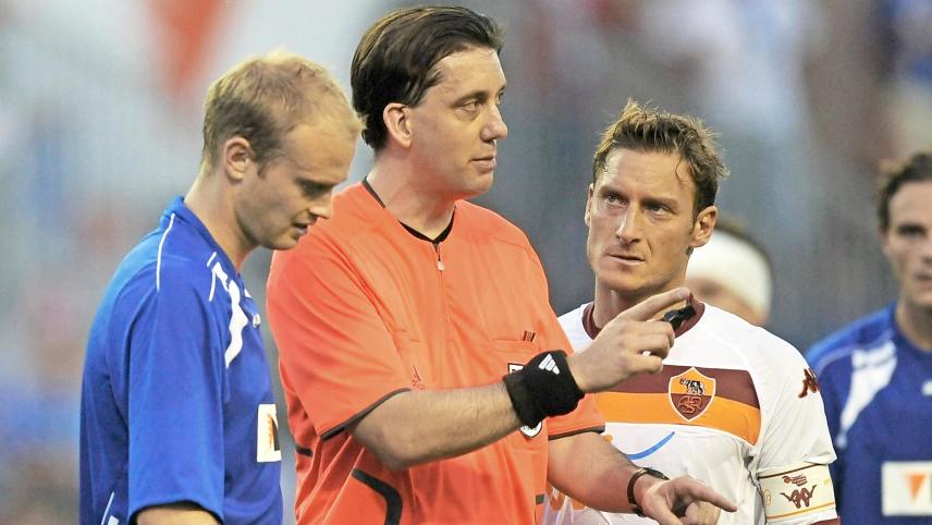 <p>Schiedsrichter Manuel Gräfe und Francesco Totti (r.) waren die Hauptakteure.</p>