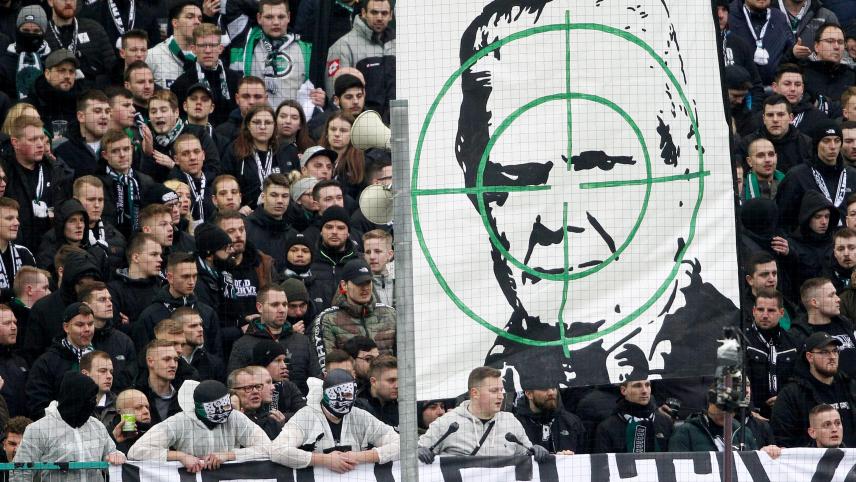 <p>Der Stein des Anstoßes: ein Banner, das Dietmar in einem Fadenkreuz zeigt.</p>