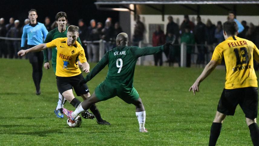 <p>Dave Rauw (in schwarz-gelb, hier gegen den Ameler Joel Mololi), wird auch über den Sommer hinaus für den KFC Weywertz auflaufen.</p>