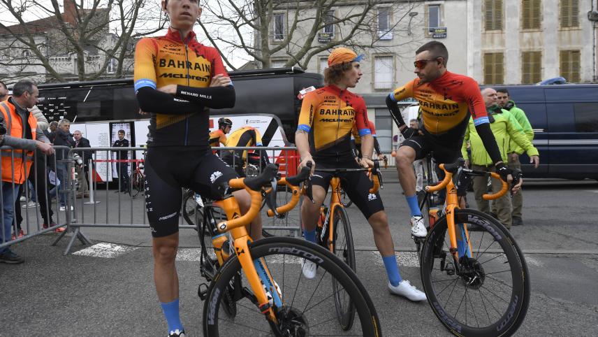 <p>Für Dylan Teuns (links) und seine Mannschaftsgefährten von Bahrain-McLaren ist Paris-Nizza vorzeitig zu Ende gegangen.</p>